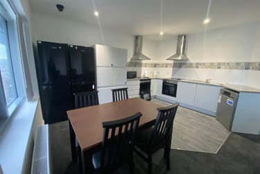6 bed flat, 10 Kinterbury Street, City Centre, Plymouth, PL12DG - Image 2